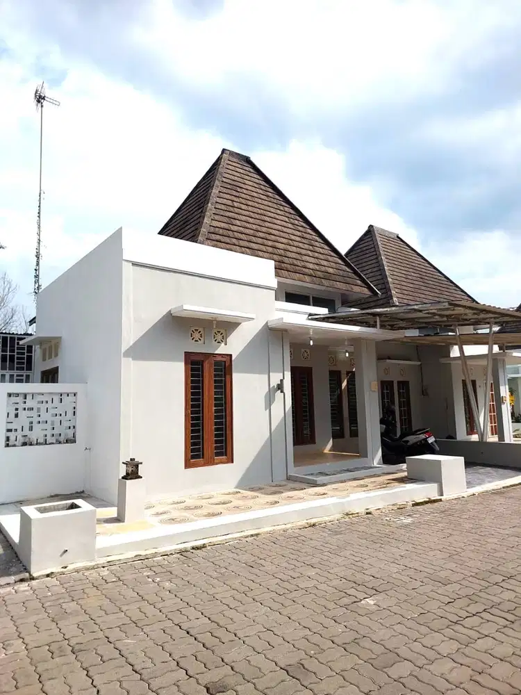 Rumah Cantik Lingkungan Perumahan di Caturharjo