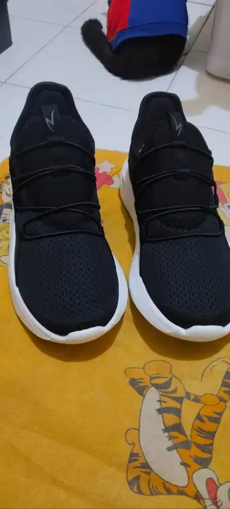 Dijual sepatu sekolah/sneakers merk specs warna hitam size 38