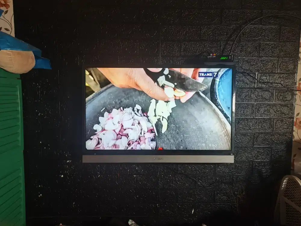 Toshiba LED TV 32 Inch + STB Zyrex
