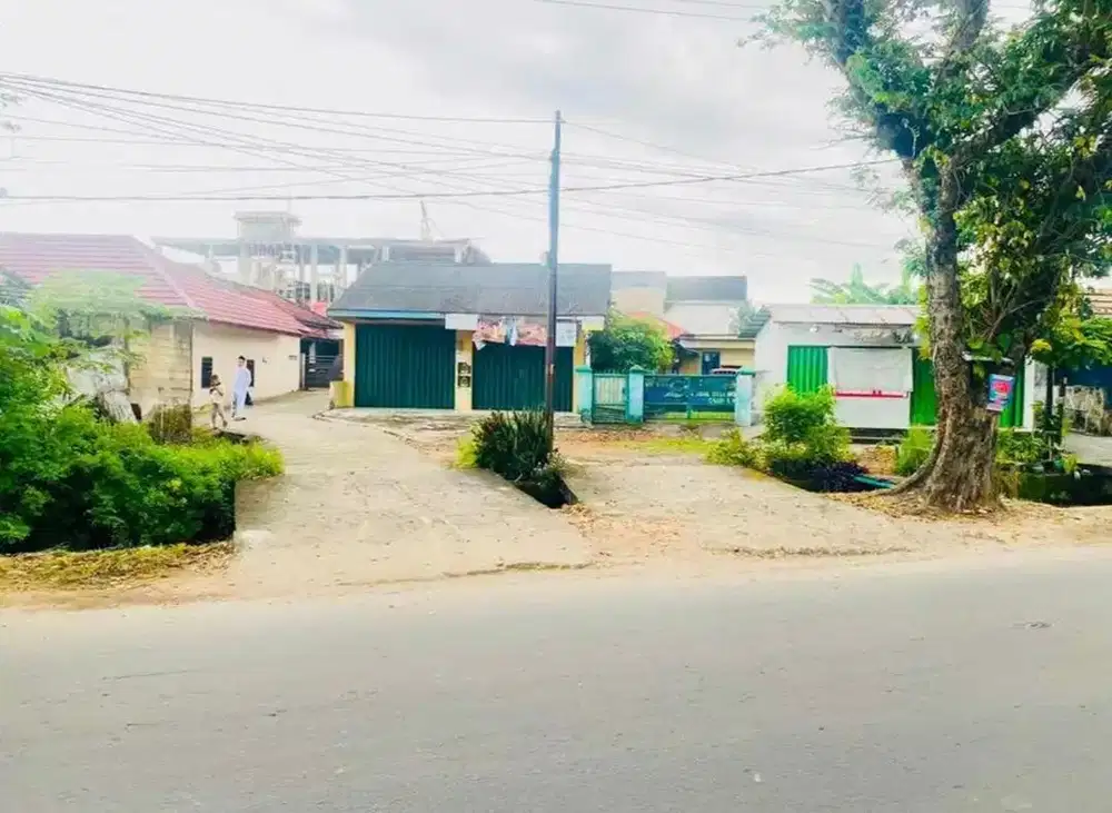 Rumah + 4 Kios Toko