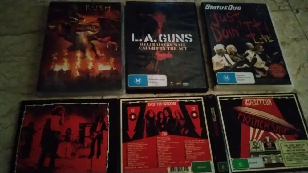 Di jual Cd + DVD music bekas original kondisi masih bagus