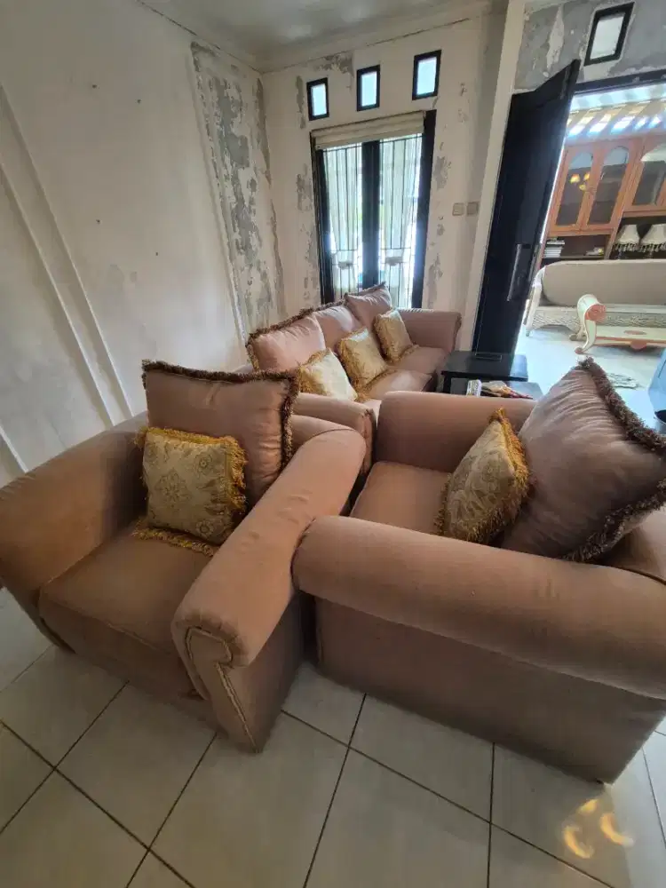 Sofa 3+1+1 dan coffee table Besar dan Masih sangat baik kondisinya