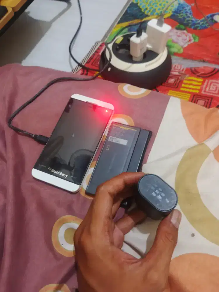 BlackBerry Z10 White - Minta Ganti LCD (Kel. Charger + Baterai 2 Pcs)