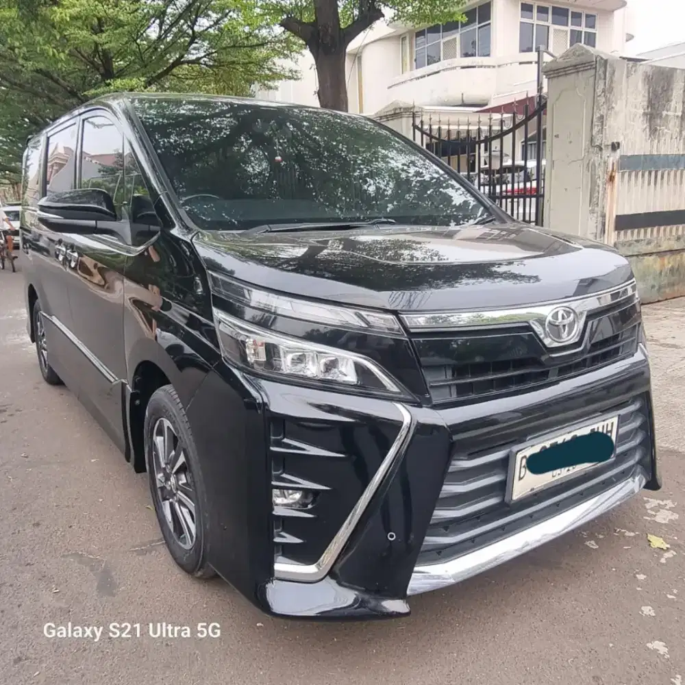 Toyota Voxy 2.0 hitam 2018 istimewa kondisi