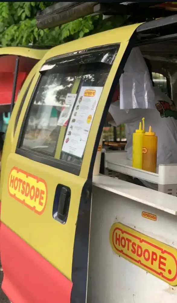Pegawai Foodtruck Burger