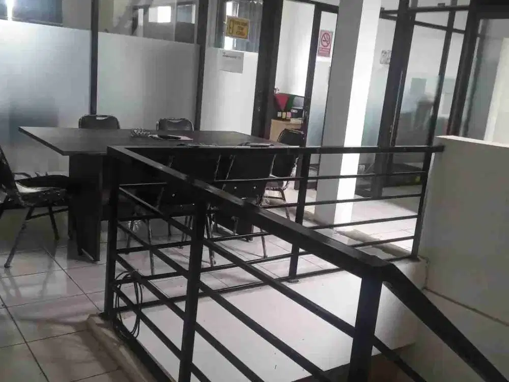 Ruko siap pakai dengan parkir luas