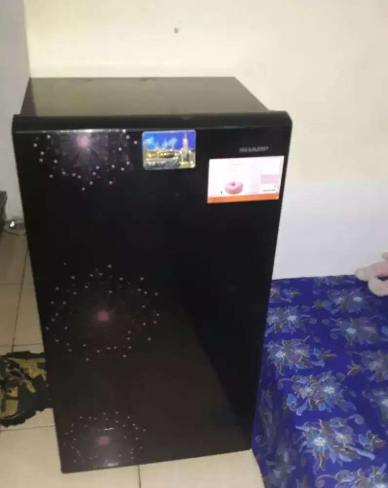 kulkas 1 pintu sharp masih cantik normal n beku
