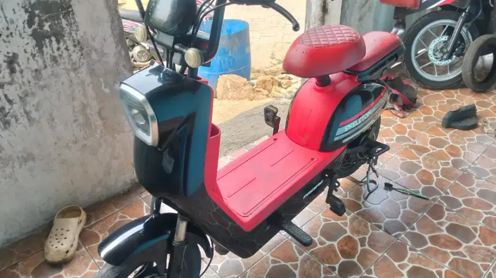 Sepeda listrik skeleton pacific merah hitam