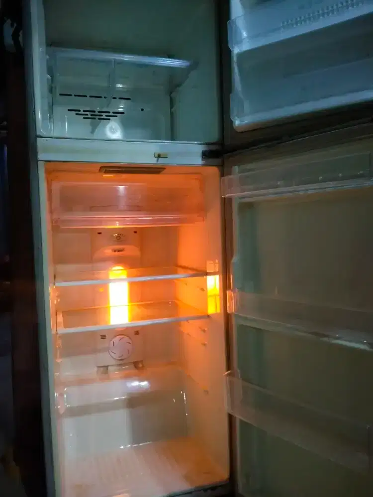 Kulkas 2 pintu merk LG