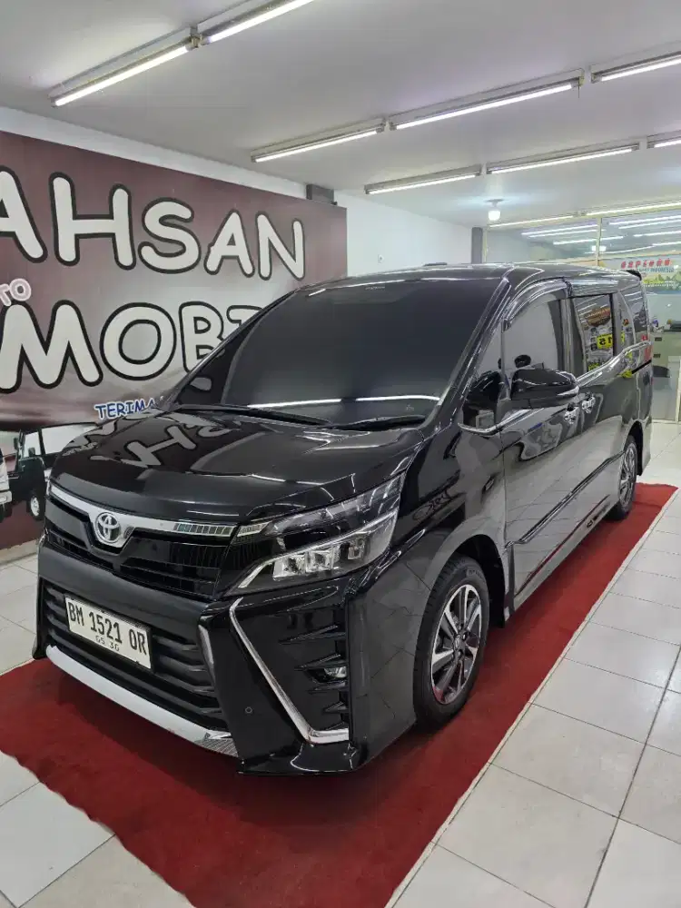Toyota Voxy 2.0 AT 2020 Hitam