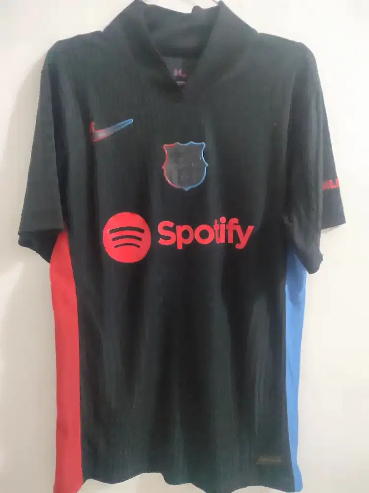jersey away FC Barcelona musim 2024–2025