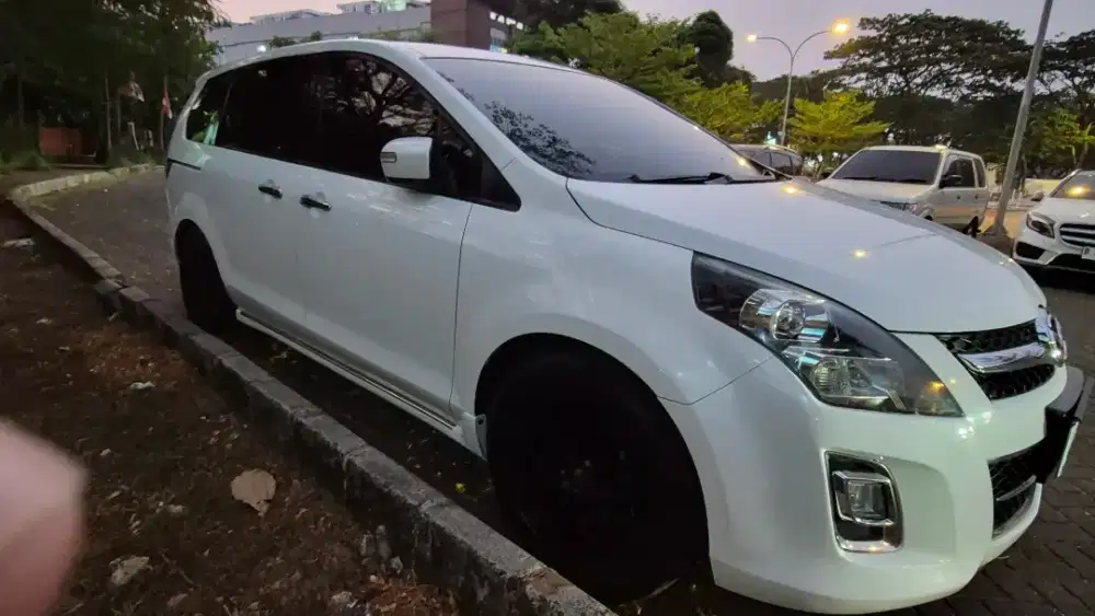 Mazda 8 2.3L AT 2012 warna Putih