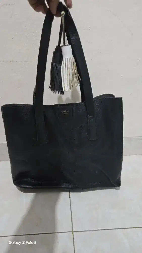 Tas wanita merk Guess