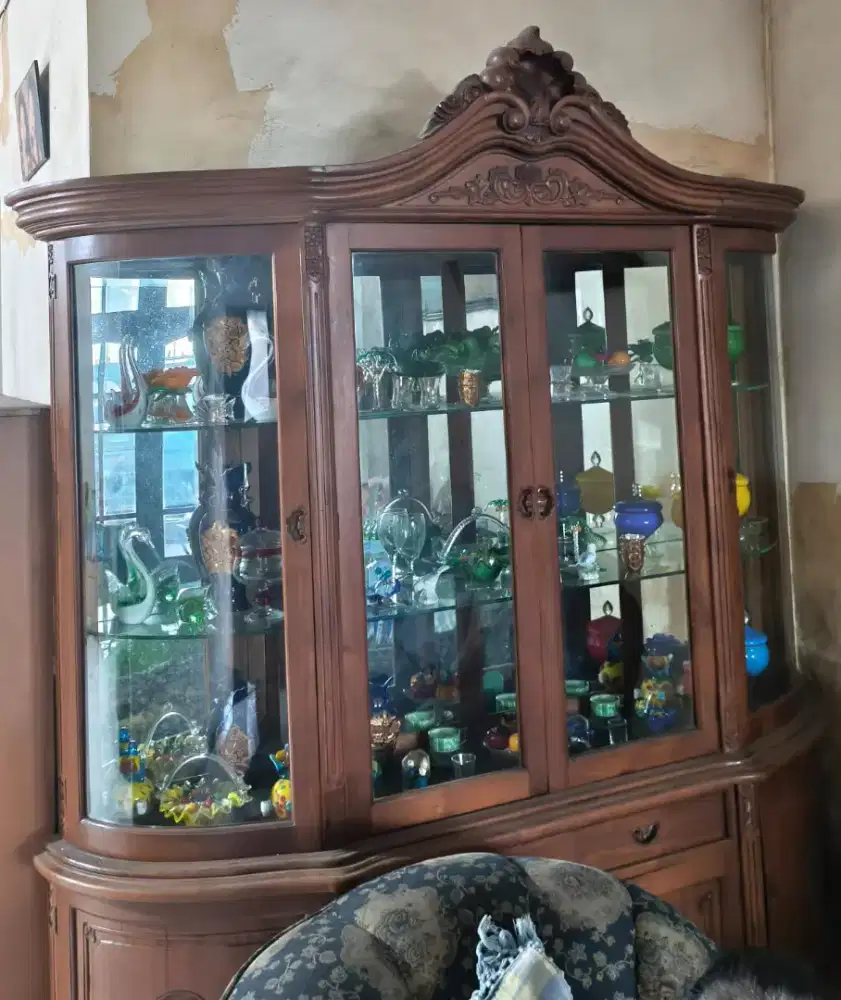 Lemari jati kokoh