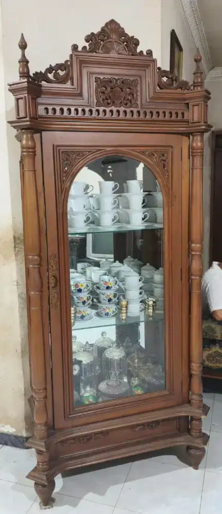 Lemari pajangan ruang tamu