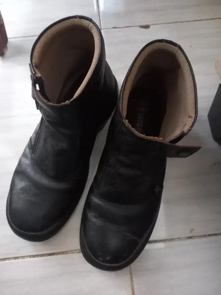 Sepatu kulit asli