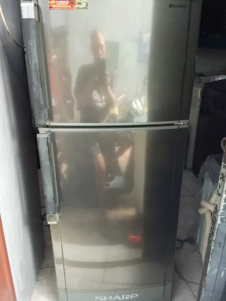 Dijual kulkas merek sharp normal