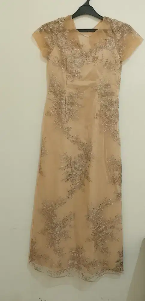 Gaun pesta panjang (long dress)