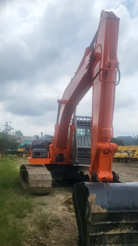 Excavator ZX210F th 2012 FULL ELEKTRIK harga 290jt NEGO