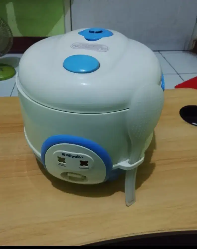 Rice cooker biru