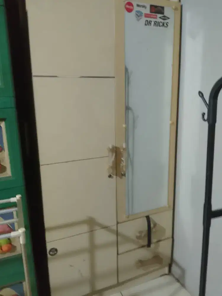 Lemari bekas pakai