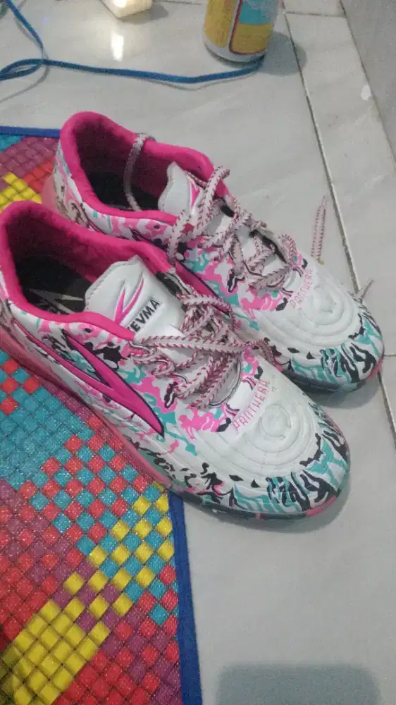Sepatu futsal zevma