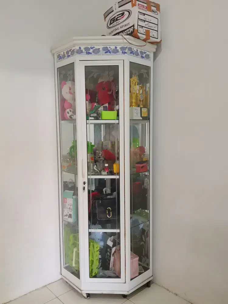 Lemari pojok  kaca tebal