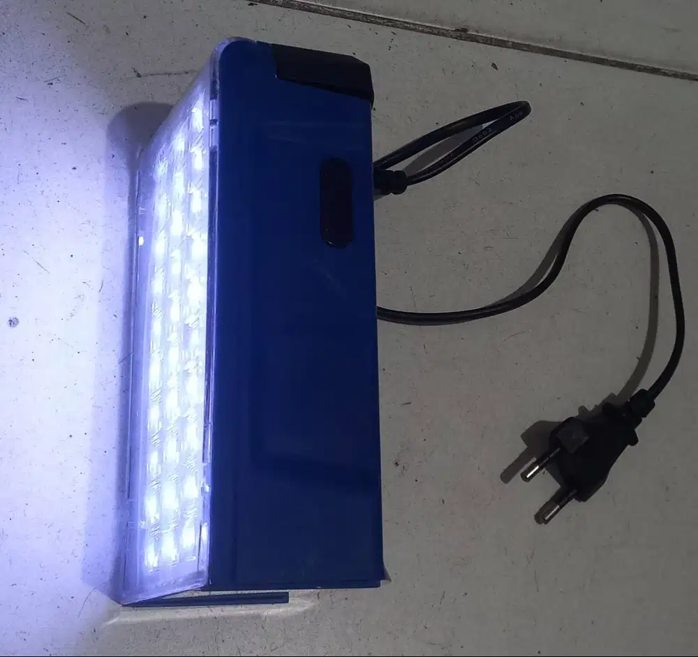 1Lampu Emergency O8I3IO7 55OOO,1lampu senter dan 1Lampu LED,Terang,NET