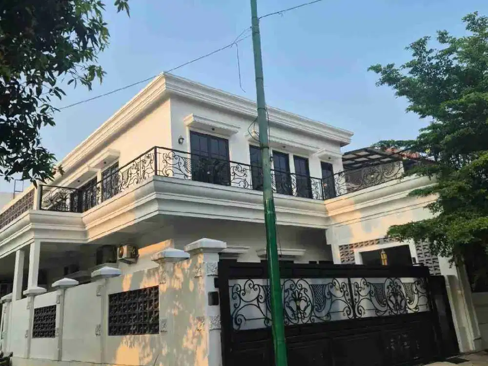 RUMAH 2 LANTAI SHM RAFFLES HILLS CIBUBUR BANGUNAN TERAWAT RAPI SIAP HUNI DEKAT LRT HARJAMUKTI DEPAN TSM CIBUBUR