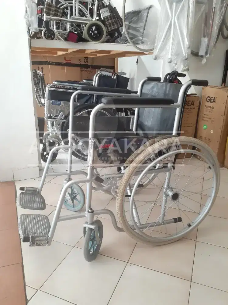 Kursi roda standart bekas