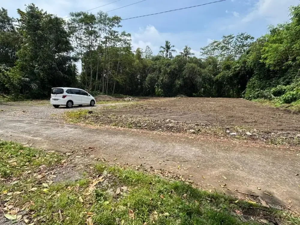 Tanah Pekarangan Posisi Hook di Belakang Stadion Maguwoharjo, Sleman