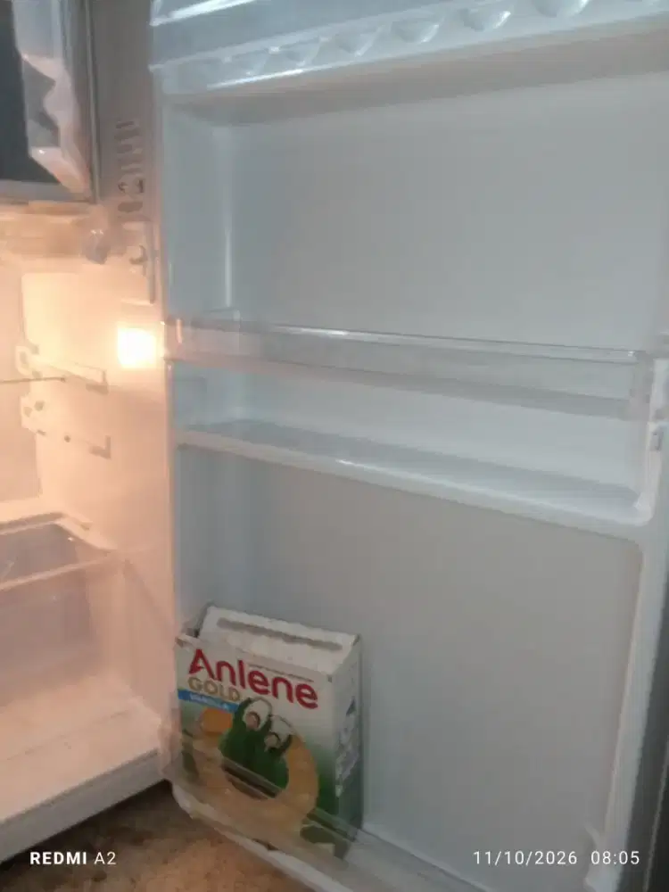 Di jual kulkas merek politron