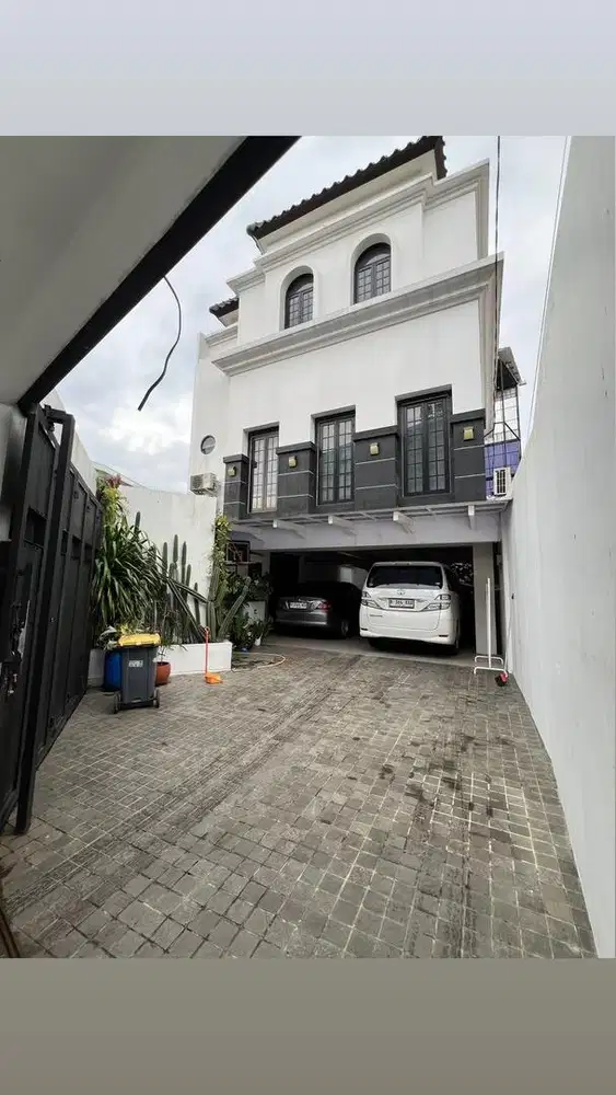 Rumah american style 4 lantai