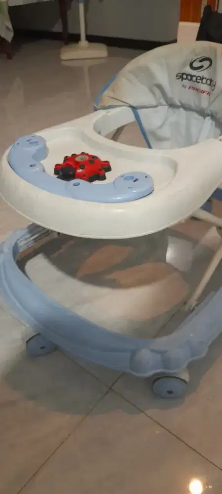 Baby walker bayi