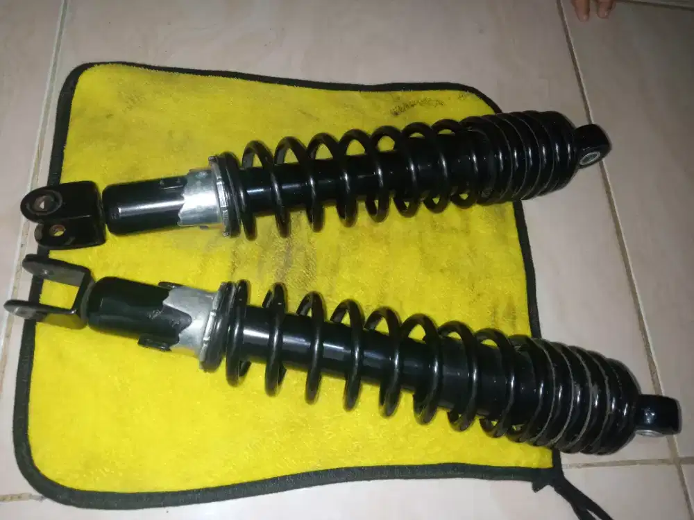 Shock X-Max original belakang
