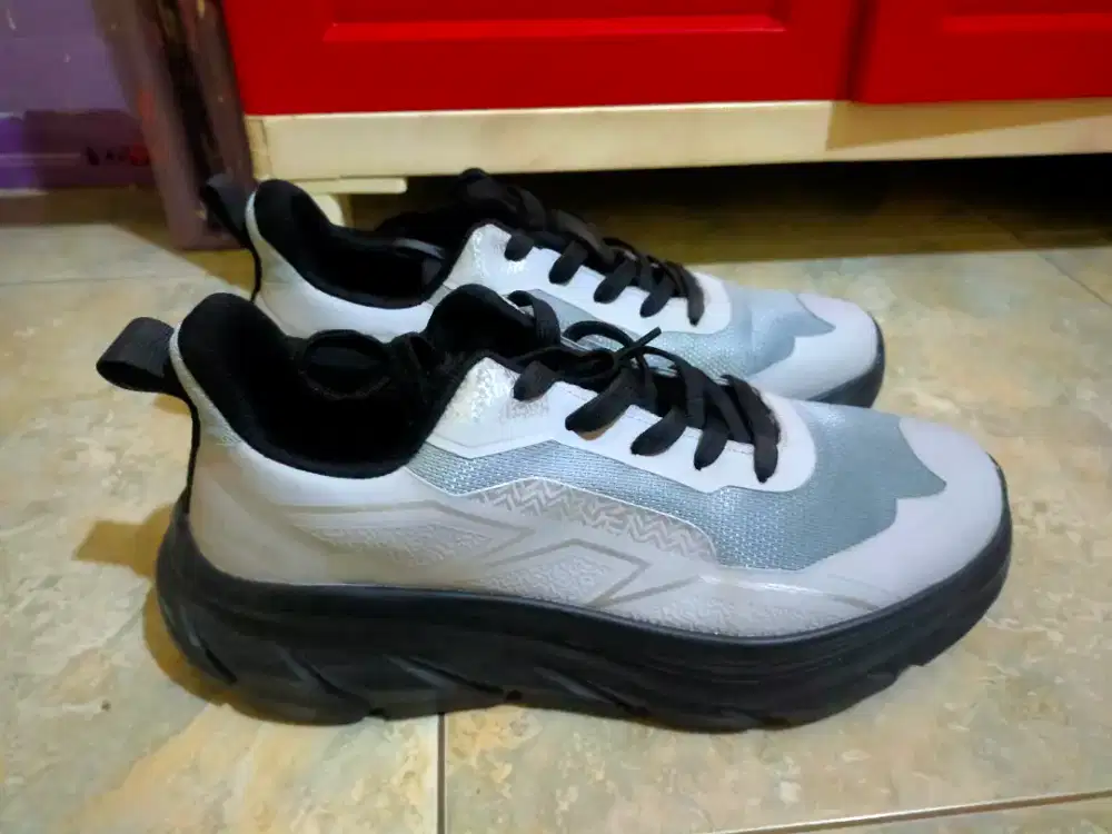 Sepatu snakers running Lukyfan blitz size 42