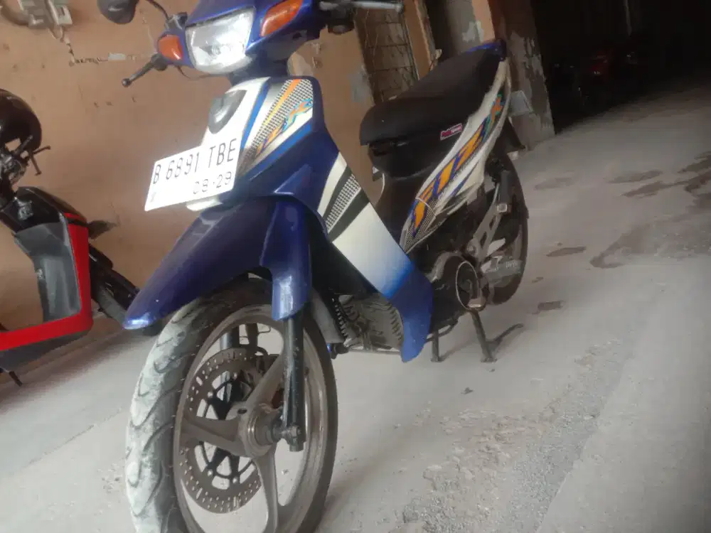 F1zr warna hitam