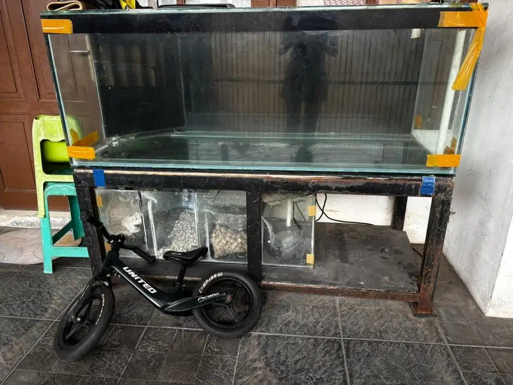 Aquarium 1 set dengan meja