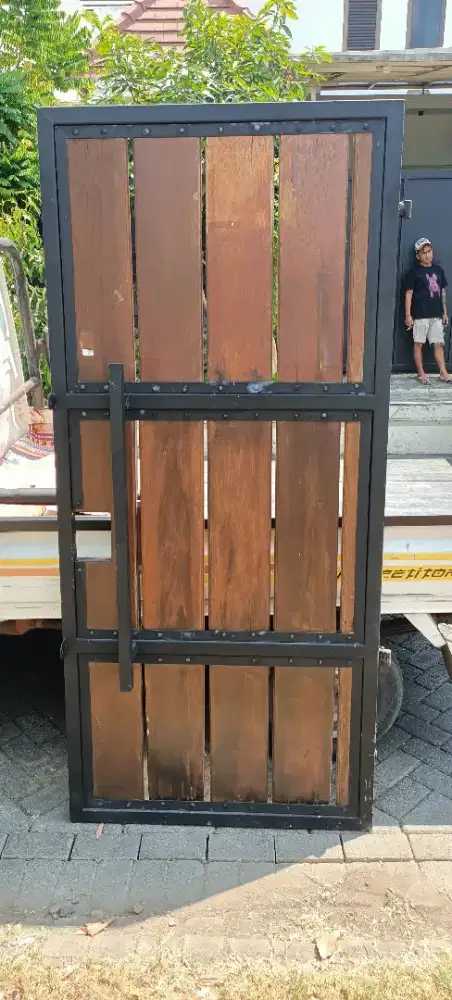 Pagar Dan Pintu Bahan Besi Kombinasi Kayu