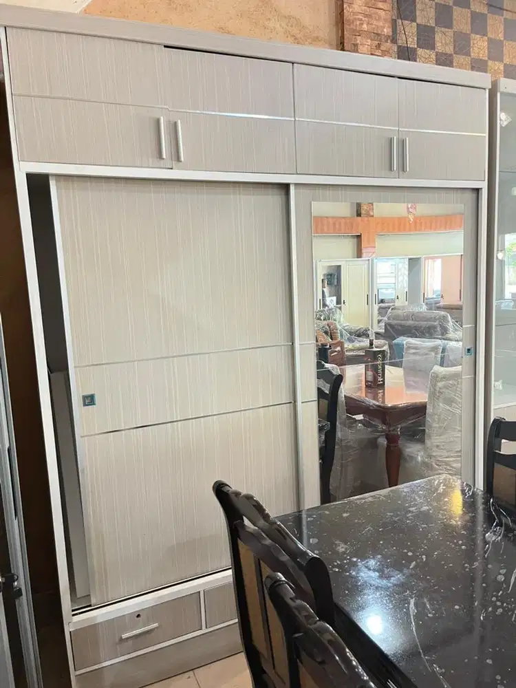 Lemari pakaian kayu sedang