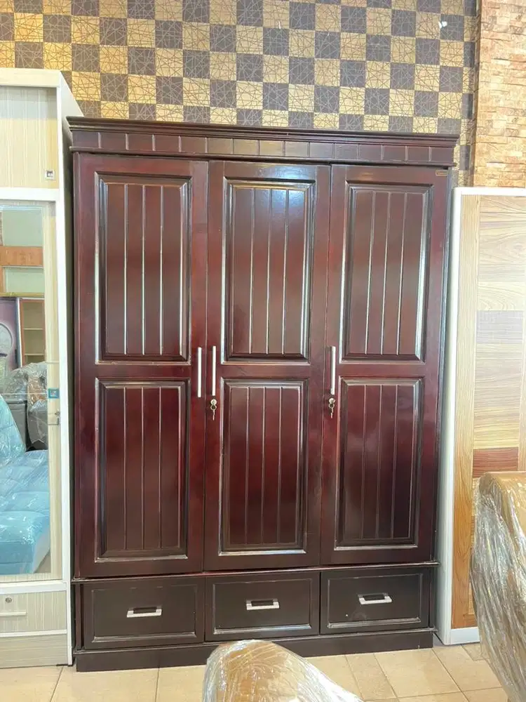 Lemari pakaian kayu coklat