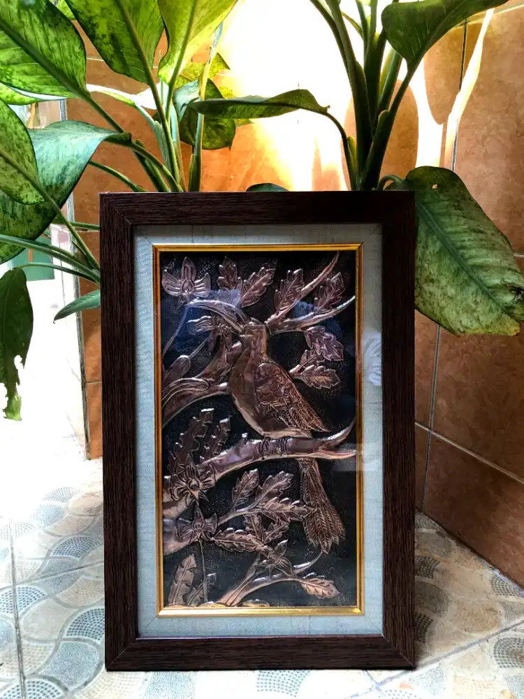 Dekorasi rumah ukir tekan motif Burung Macau'