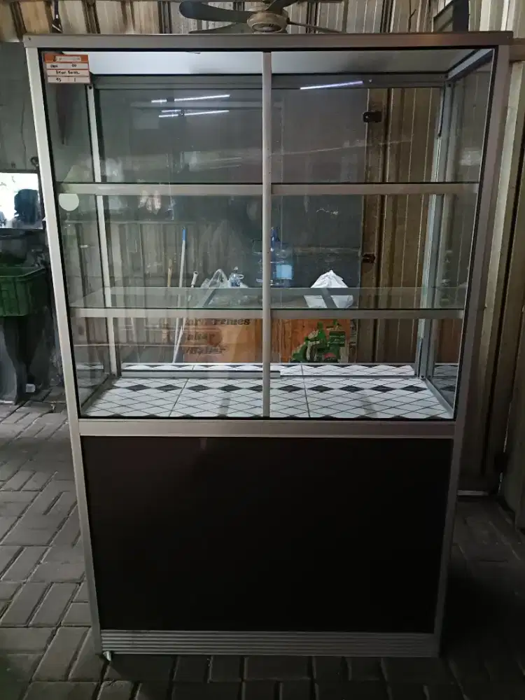 etalase kaca aluminium