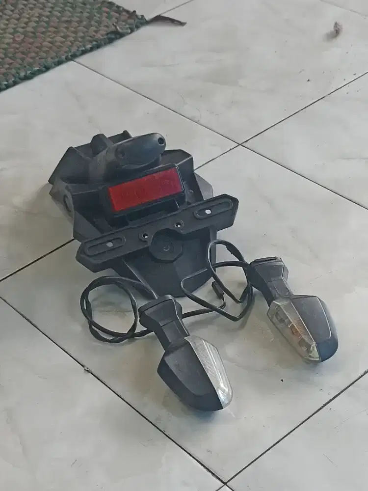 Spakbor blakang plus lampu sein