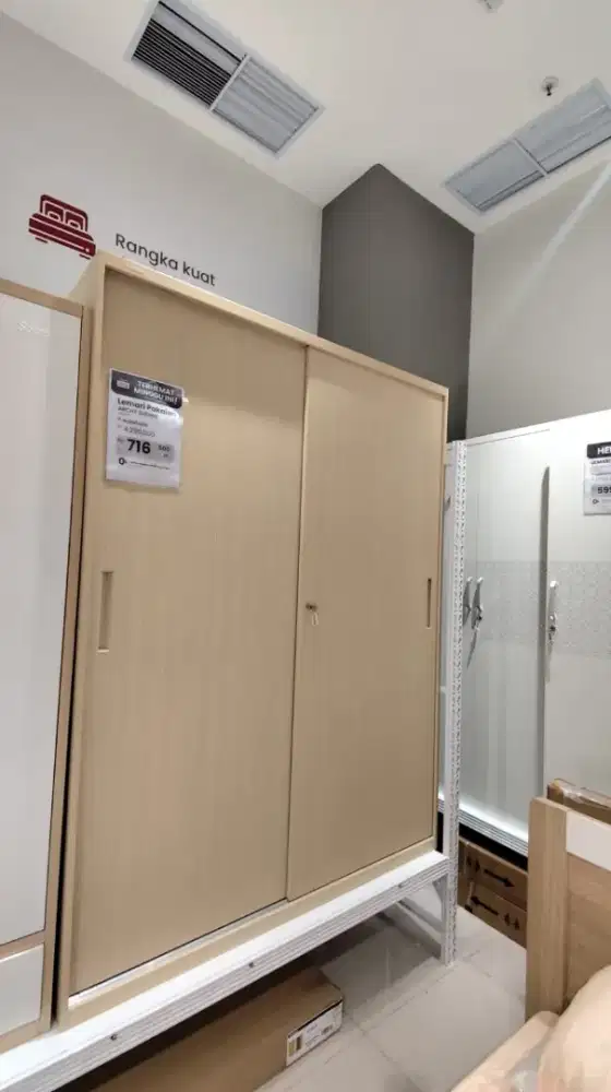 Lemari pakaian metal UK 150