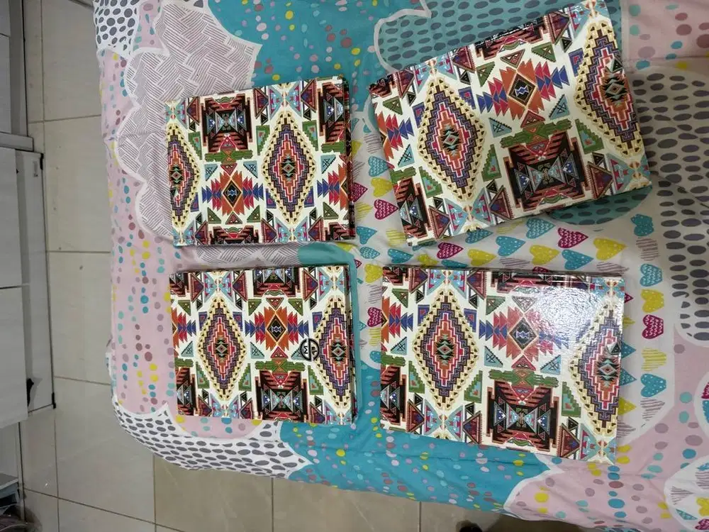 buku tulis motif abstrak