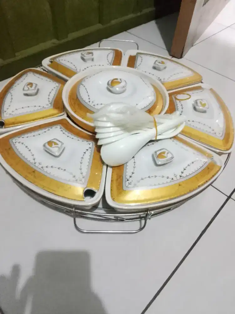 Piring prasmanan keramik