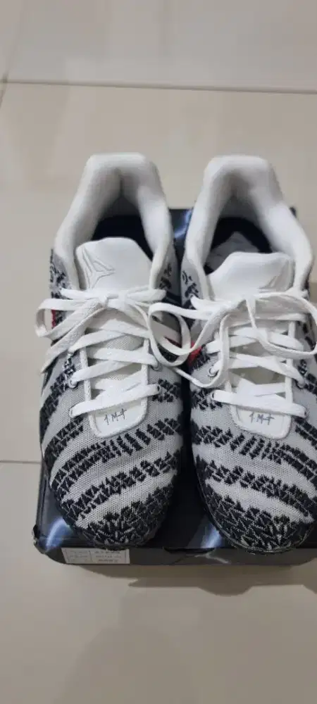 Sepatu basket premium