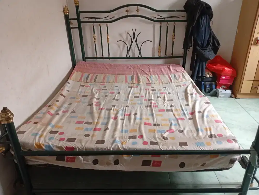 Di jual 1 set tempat tidur plus meja rias + kursi  harga nego