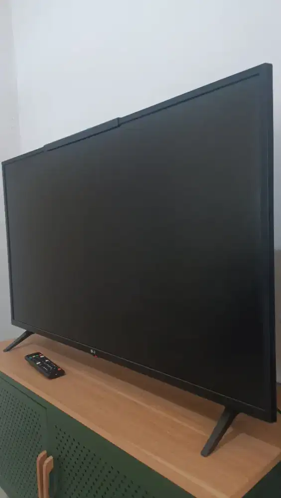 (Rusak) TV LG UHD 43 inc & Monitor Samsung FHD 21 inc